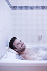 Parmi les soins proposés dans le cadre de forfaits spa de L'Hôtel des Thermes figure le bain reminéralisant.