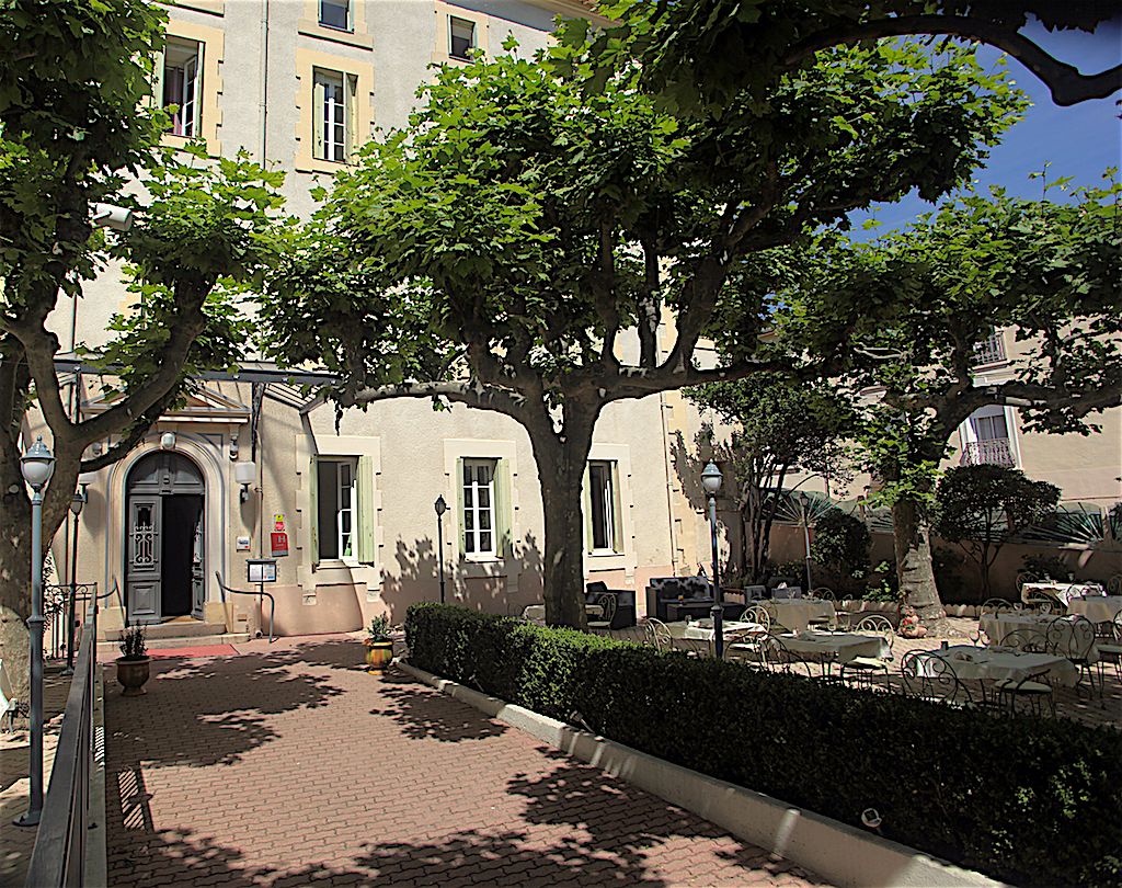 entree-principale-platanes-centenaires.