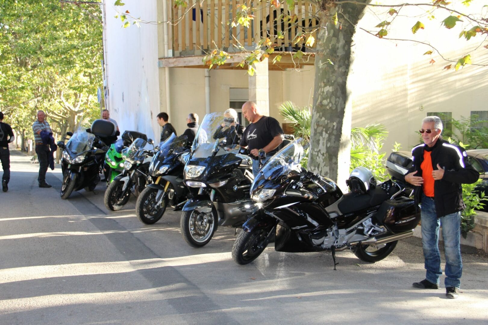 groupe-cycliste-motos