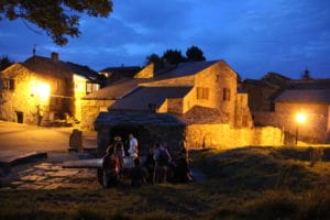 Récompense après la randonnée, un apéritif convivial à la tombée de la nuit.