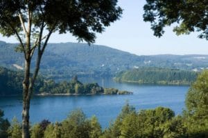 Le lac de Laouzas offre une aire de baignade aux beaux jours.