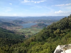 Le lac du Salagou fait partie des sites à visiter dans L'Hérault.